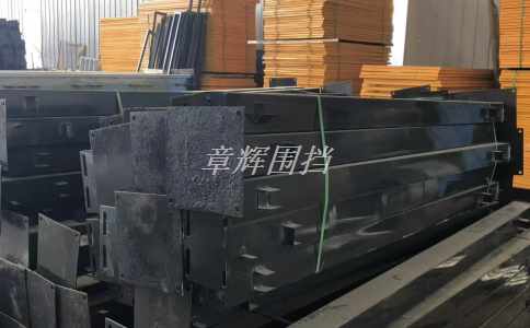 如何利用防風帶和地釘等設備和材料，增強簡易圍擋的抗風和穩定性，使其符合相關標準和規定要求？（利用防風帶與地釘實現簡易圍擋抗風穩定標準化）