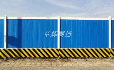 簡易圍擋在不同使用場所應滿足哪些安全標準和規定？（不同使用場所中簡易圍擋應滿足的安全標準與規定）