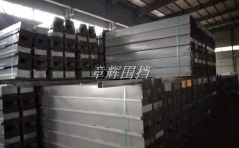 簡(jiǎn)易圍擋在臨時(shí)停車(chē)場(chǎng)中的尺寸和數(shù)量如何設(shè)計(jì)？（臨時(shí)停車(chē)場(chǎng)中簡(jiǎn)易圍擋的規(guī)劃與設(shè)計(jì)）